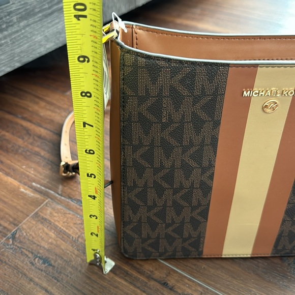MICHAEL Michael Kors NWT Center Stripe Gloria MD Crossbody Bag with top zipper. - Picture 7 of 9